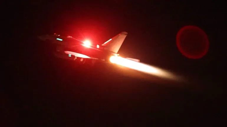 Un avion de chasse britannique Typhoon a décollé de Chypre pour bombarder des sites au Yémen (Getty)