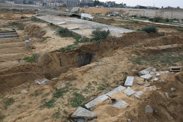 Cimetière Palestinien autour du complexe médical Nasser détruit par le bombardement israélien