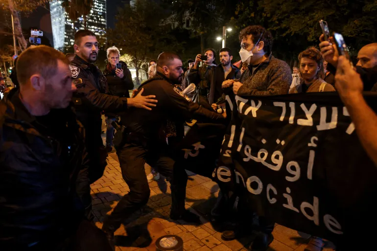 La police disperse un rassemblement de manifestants israéliens anti-guerre et anti-gouvernementaux à Tel Aviv, le 16 janvier 2024, sur fond de conflit persistant entre Entité sioniste et le groupe militant Hamas à Gaza. (Photo d'AHMAD GHARABLI / AFP)