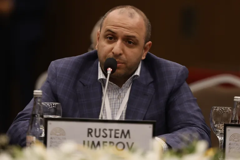 Rustem Umerov, député du parlement ukrainien et président du groupe d'amitié interparlementaire Ukraine-Turquie, participe au panel sur l'importance croissante de la diplomatie parlementaire dans le cadre du Forum de diplomatie d'Antalya au centre de convention international NEST à Antalya, en Turquie, le 19 juin 2021. (Photo par Mustafa Ciftci/Anadolu Agency via Getty Images)
