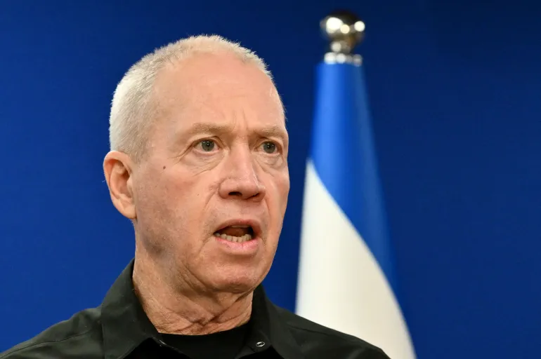 Le ministre de la Défense d'Entité sioniste Yoav Gallant s'exprime lors d'une conférence de presse conjointe avec le secrétaire à la Défense des États-Unis, à Tel Aviv le 18 décembre 2023. (Photo par Alberto PIZZOLI / AFP)