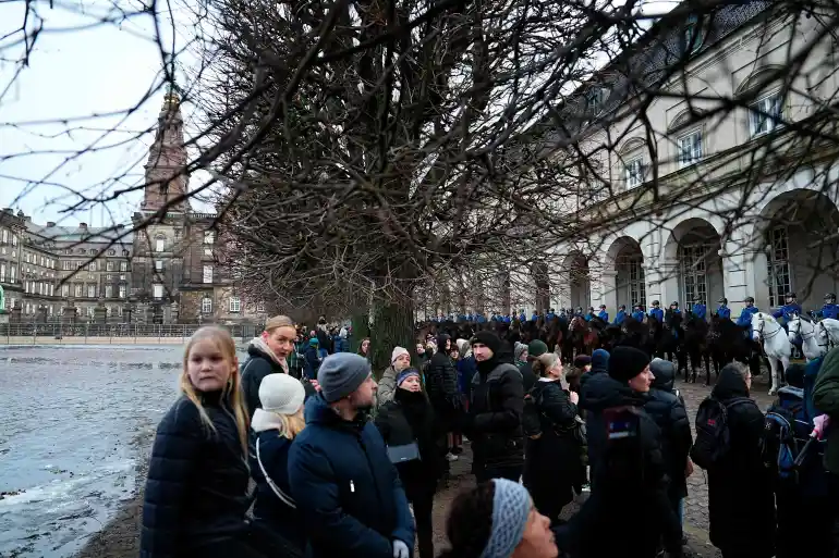 Gardes du corps danois se tiennent alignés à proximité où la cérémonie d'installation du nouveau roi va commencer