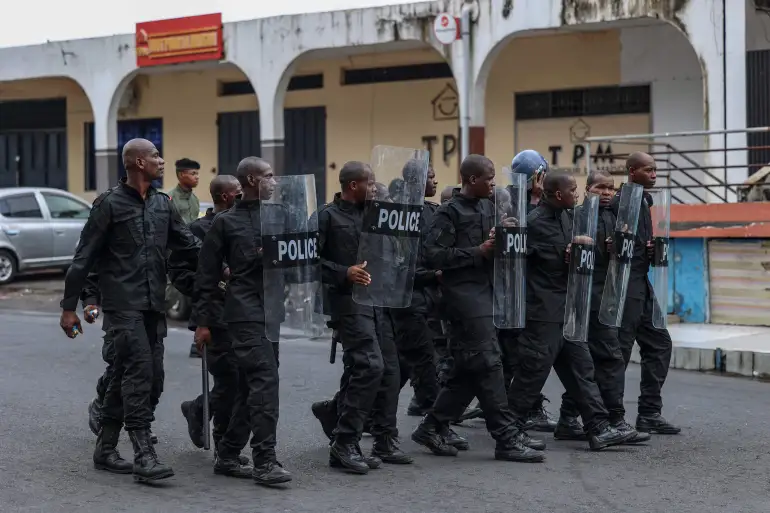 Police anti-émeute dans la capitale