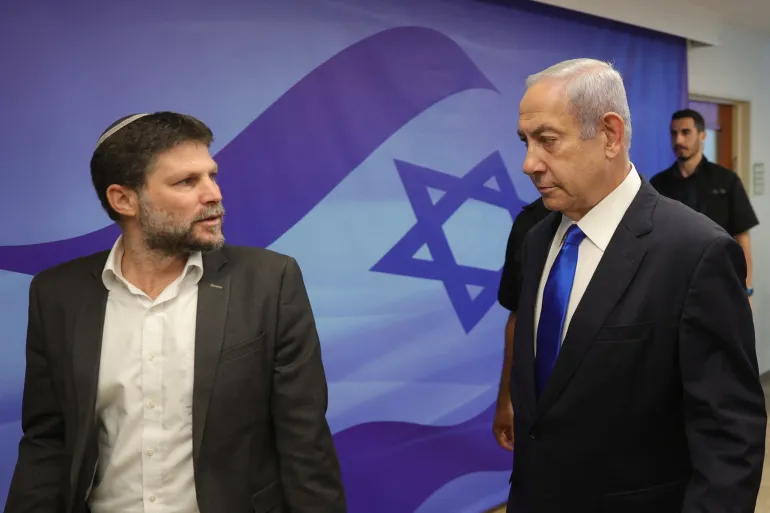 Ministre des Finances israélien Bentsi Eliezer Smutrich (à gauche) et le Premier ministre Benjamin Netanyahu.