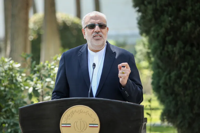 TEHRAN, IRAN - APRIL 05: Javad Oji, ministre du Pétrole, est vu après la réunion du gouvernement. Le 5 avril 2023 à Téhéran, Iran. (Photo by Borna News/Sara Abdollahi/Iran Images ATPImages/Getty Images