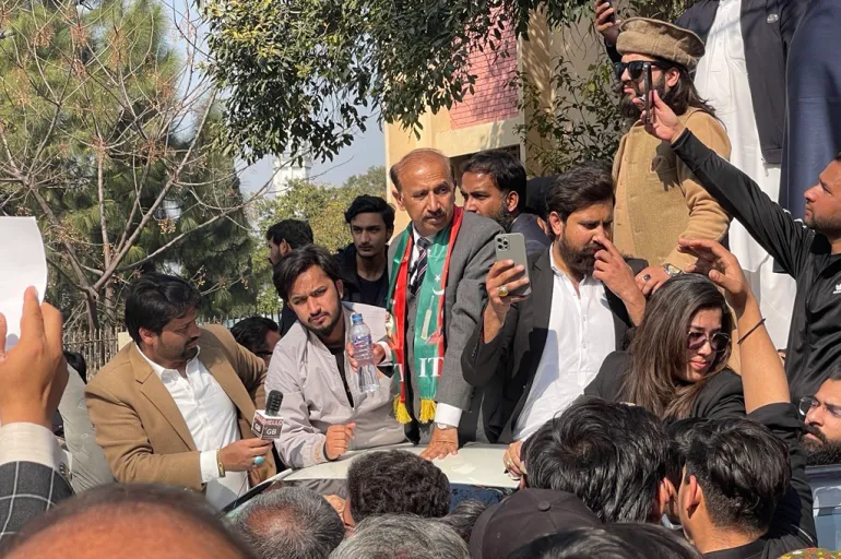 Shoaib Shahin, l'un des candidats du parti Tehreek-e-Insaf, parmi ses partisans à Islamabad lors d'une manifestation contre les résultats des élections qui l'ont renversé, soulevant des objections devant le tribunal/Photo de Shaher Al-Ahmad - Islamabad