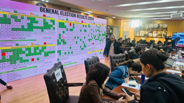 Commission électorale générale à Islamabad lors du suivi des résultats des élections