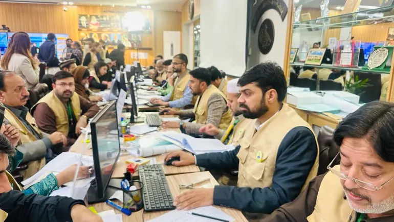 Commission électorale générale à Islamabad lors du suivi des résultats des élections