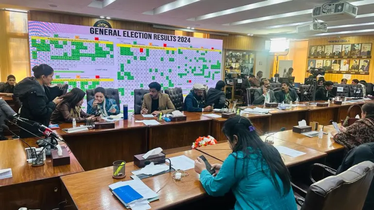 Commission électorale générale à Islamabad lors du suivi des résultats des élections