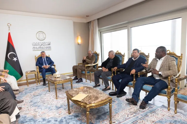 Président du Conseil et quelques membres (à droite) lors d'une réunion officielle avec des dignitaires de la région ouest de la Libye (à gauche) - Le Conseil suprême de l'État à Tripoli
