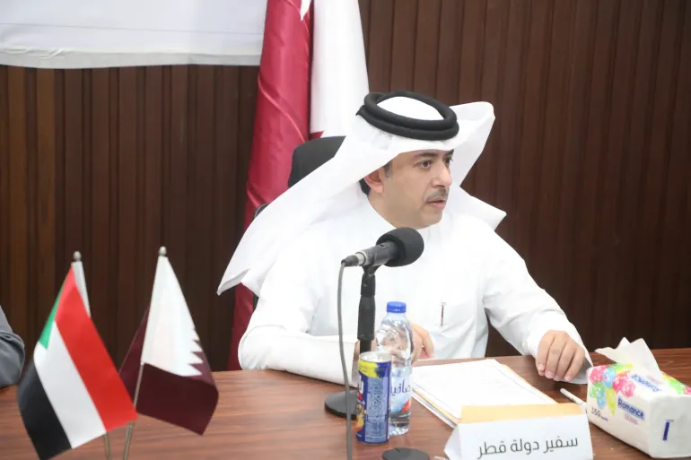 Officiels du Croissant-Rouge qatari et de son homologue soudanais lors de la signature de l'accord de coopération à Port-Soudan.