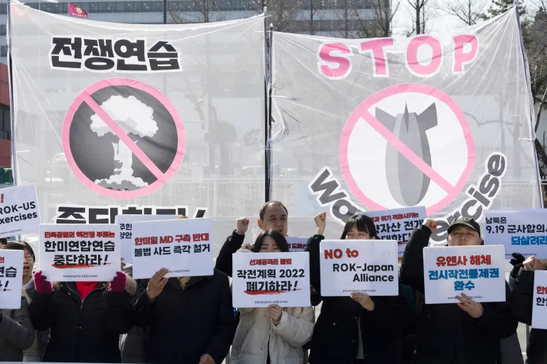 Manifestants sud-coréens près du palais présidentiel de Séoul pour protester contre les exercices militaires conjoints avec les États-Unis