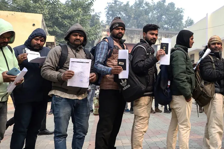 Travailleurs indiens soumettant des demandes d'emploi en Entité sioniste lors d'un recrutement à Lucknow, capitale de l'Uttar Pradesh, le 25 janvier 2024. Crédit photo: Naeem ANSARI / AFP