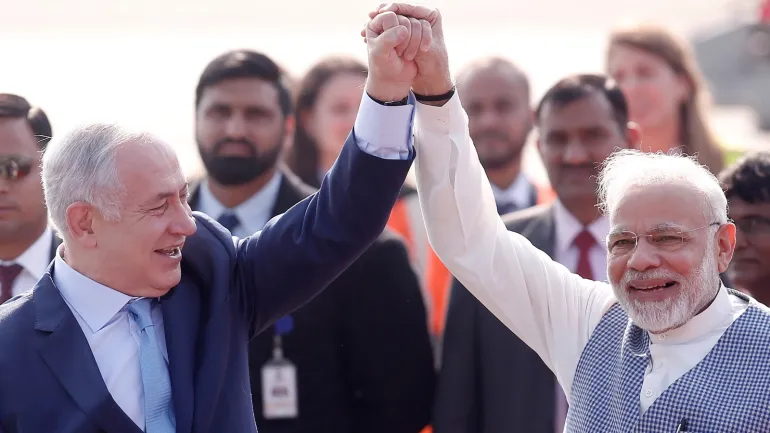 Premier ministre israélien Benjamin Netanyahu et son homologue indien Narendra Modi se serrent la main à Delhi, en Inde, le 14 janvier 2018. REUTERS/Adnan Abidi