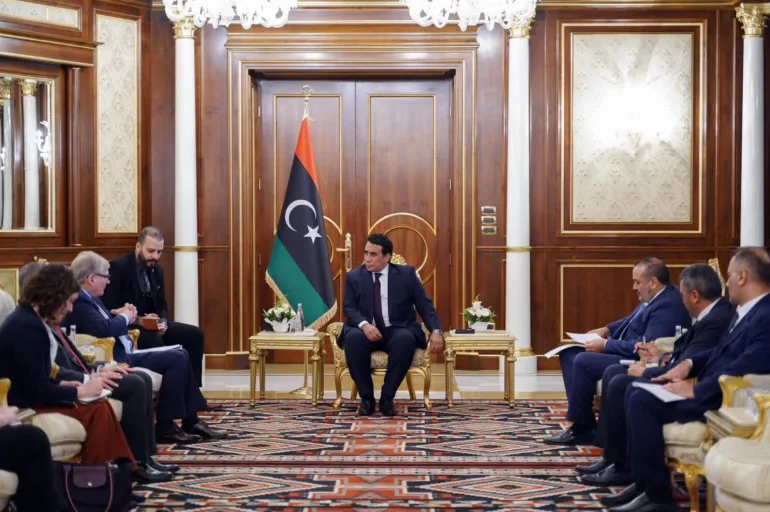 Rencontre de l'envoyé spécial américain en Libye, Richard Norland (deuxième à gauche), avec Al-Manfi (Ambassade américaine)