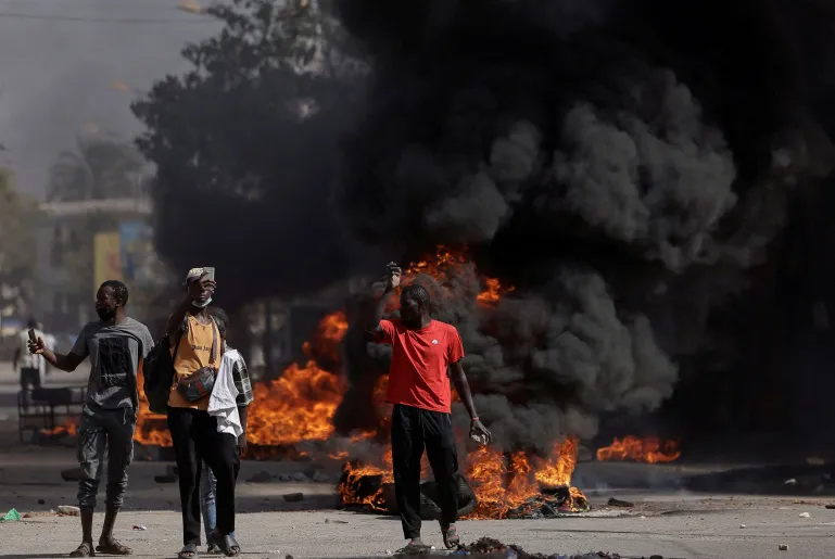 Manifestations violentes dans plusieurs villes du Sénégal en raison du report des élections présidentielles (Reuters)