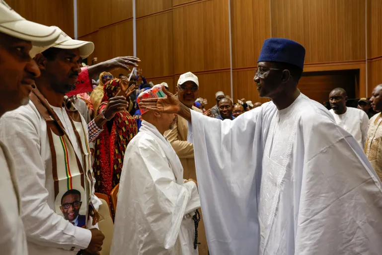 Amadou Ba, candidat du régime en place, serre la main de ses partisans (Source: Reuters)