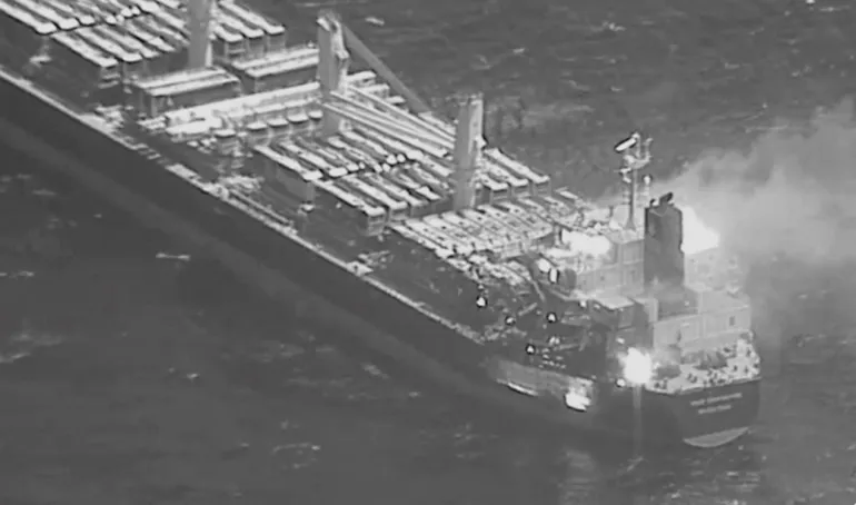 Navire attaqué par les Houthis en Mer Rouge (image US Navy).
