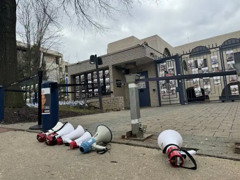 Des micros émettent des bruits de sirènes de police et d'ambulances sans arrêt devant l'ambassade d'Entité sioniste