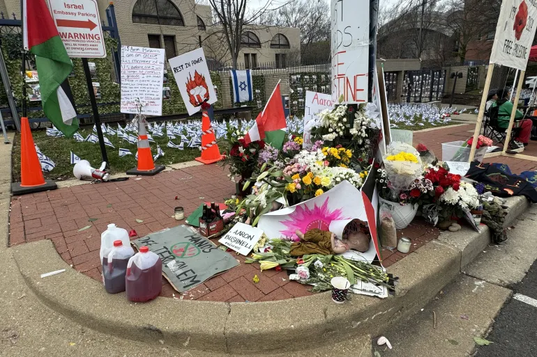 Monument symbolique à l'endroit où Aaron Bouchnl s'est immolé