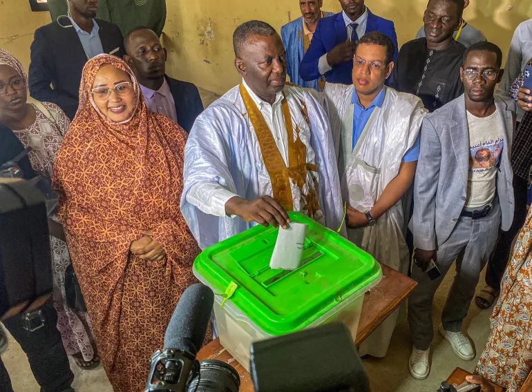 Le candidat à la présidentielle mauritanienne, Biram Dah Abeid, vote au bureau de vote de Nouakchott, Mauritanie, le 29 juin 2024. REUTERS/Stringer