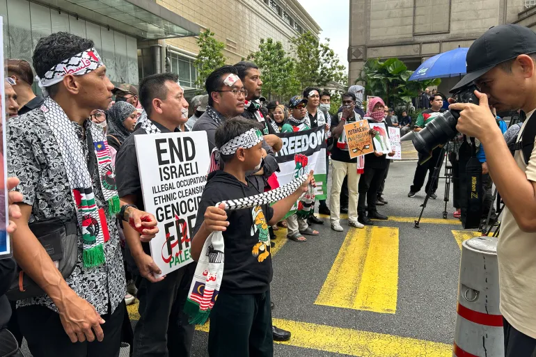 Manifestation de Malaisiens contre l'investissement de la société BlackRock dans la gestion des aéroports de Malaisie en raison de son soutien à Entité sioniste (Al Jazeera)