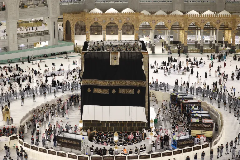 Les travailleurs saoudiens ajustent la nouvelle Kiswa de la Kaaba
