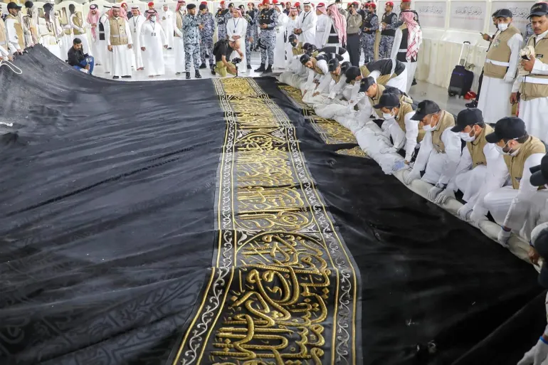 Changement de la Kiswa de la Kaaba (Agence de presse saoudienne)
