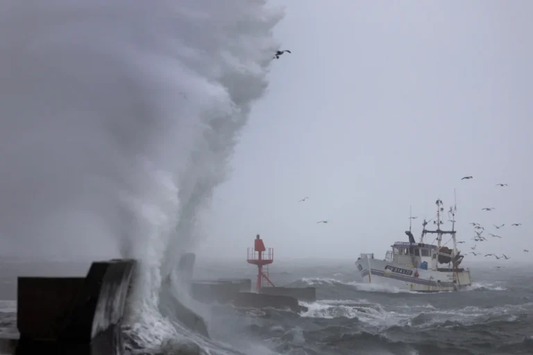 Trois départements en vigilance orange pour vagues-submersion ce samedi