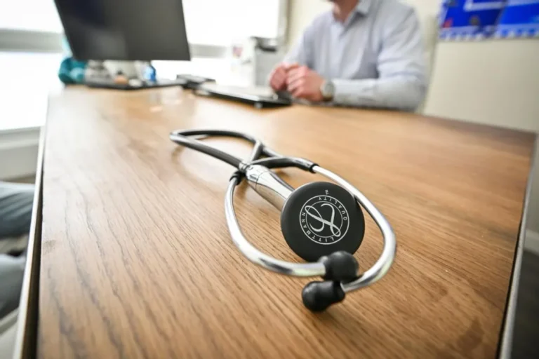 Ex-médecin britannique inculpé: 38 victimes présumées et calendrier judiciaire