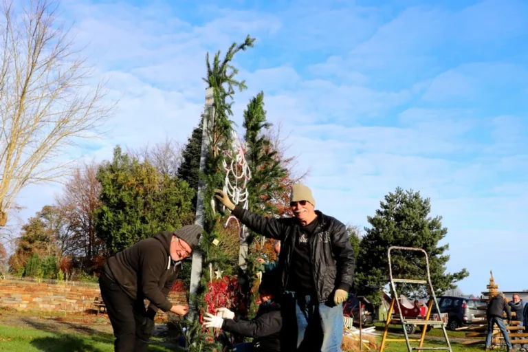 Décorations de Noël solidaires à Cussac, Montferrand et Ploeuc