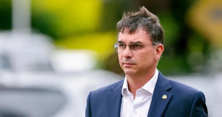 Flavio Bolsonaro affirme être le successeur désigné par son père