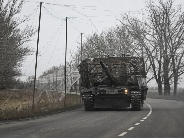 Attaque mécanisée russe massive à Pokrovsk, Kiev résiste