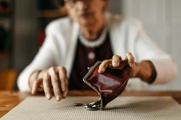 Démence et finances : Soyez vigilant face aux signes d'alerte