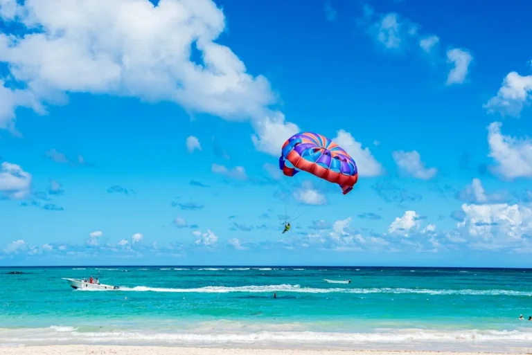 Drame en parachute ascensionnel : une jeune influenceuse perd la vie