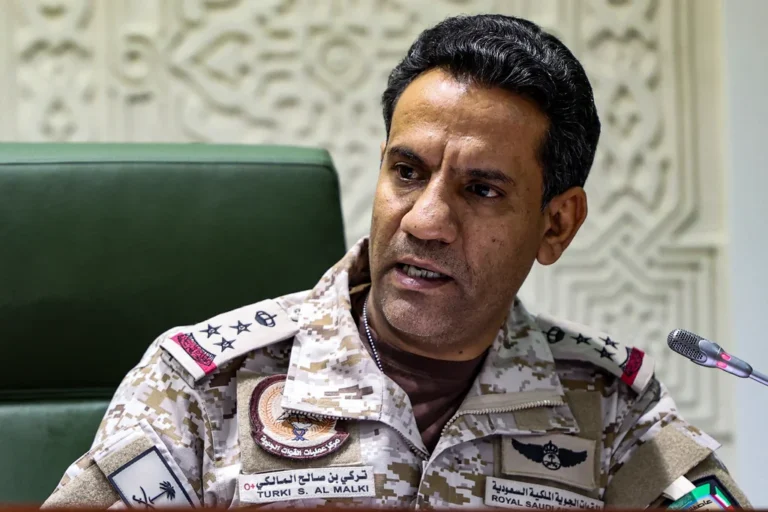 Frappe aérienne ciblée au port d'Al-Mukalla (Yémen) — civils évacués