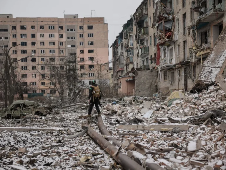 Guerre Russie-Ukraine : points clés jour 1 394 — attaques, sanctions