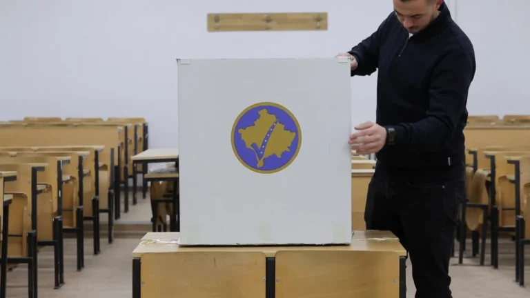 Kosovo vote en élections anticipées pour briser l'impasse