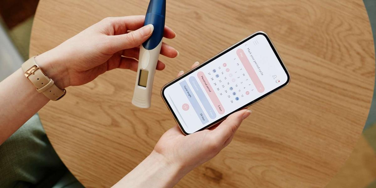 Photo d e9une personne utilisant une appli de suivi du cycle