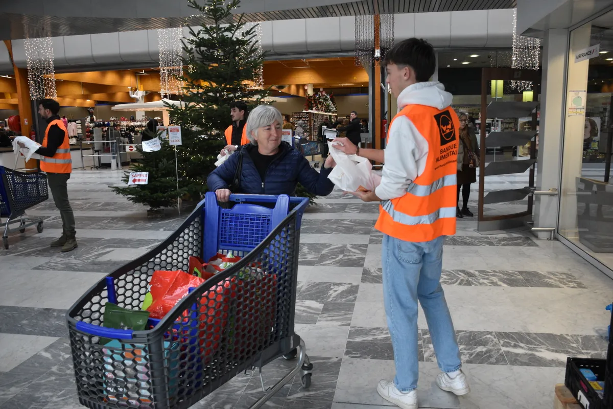 Collecte Banque alimentaire en Loire: bénévoles et chariots