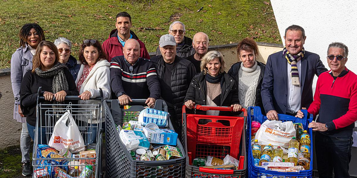 Bénévoles collectant des denrées à Mourenx