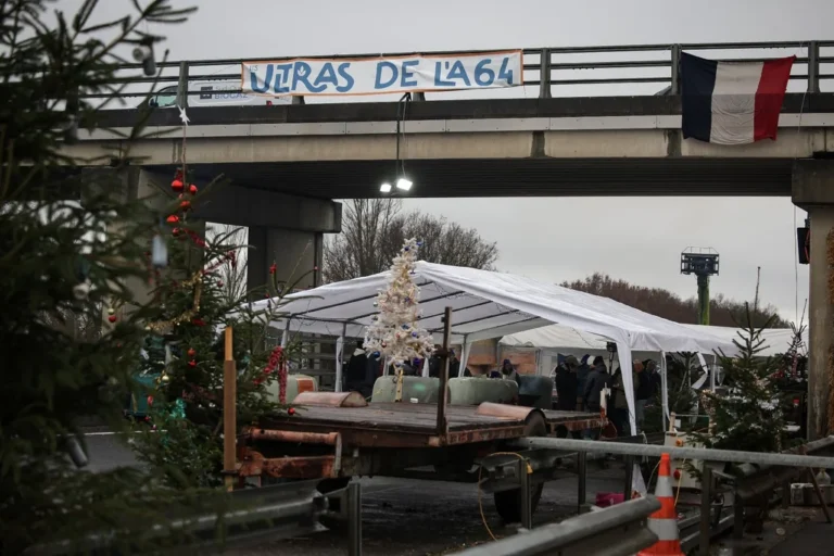 Colère agricole: barrages et solidarité autour de l'A64
