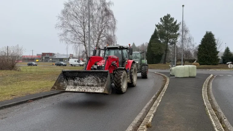 Les agriculteurs déversent 150 tonnes de neige devant le Département en protestation