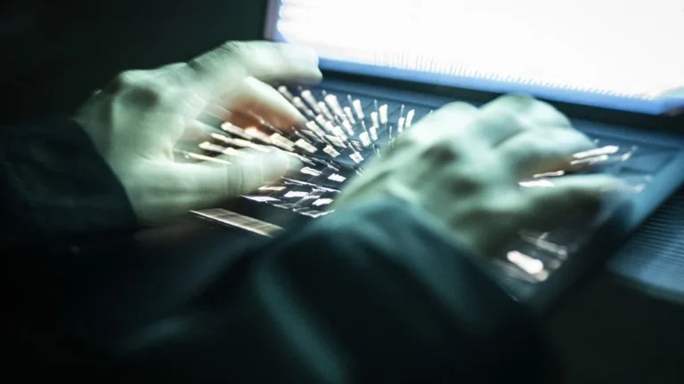 Cyberattaque contre La Poste : le groupe pro-russe NoName057 en cause