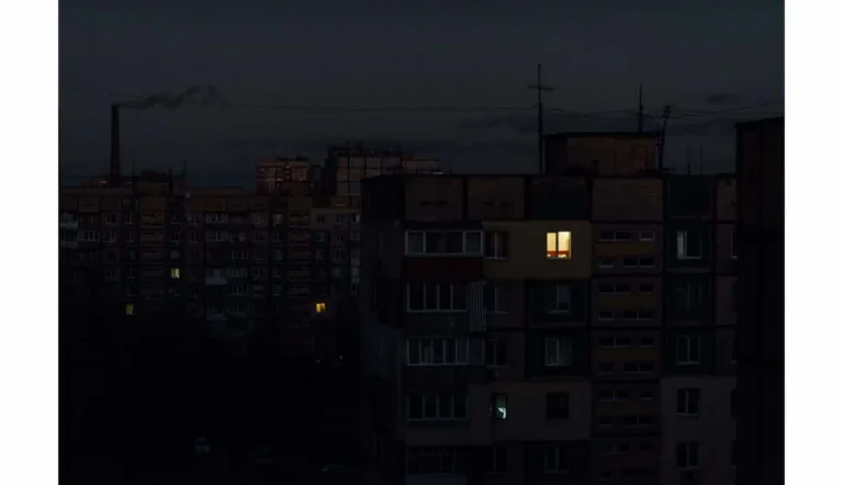 Deux morts et coupures de courant apres une attaque massive en Ukraine