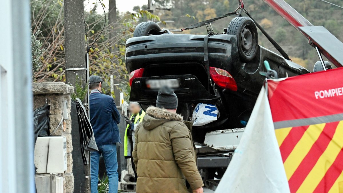 Scène d’une piscine et d’une maison à Alès
