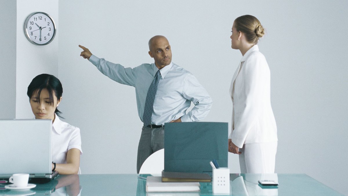 Salariée arrivant tôt au travail en Espagne