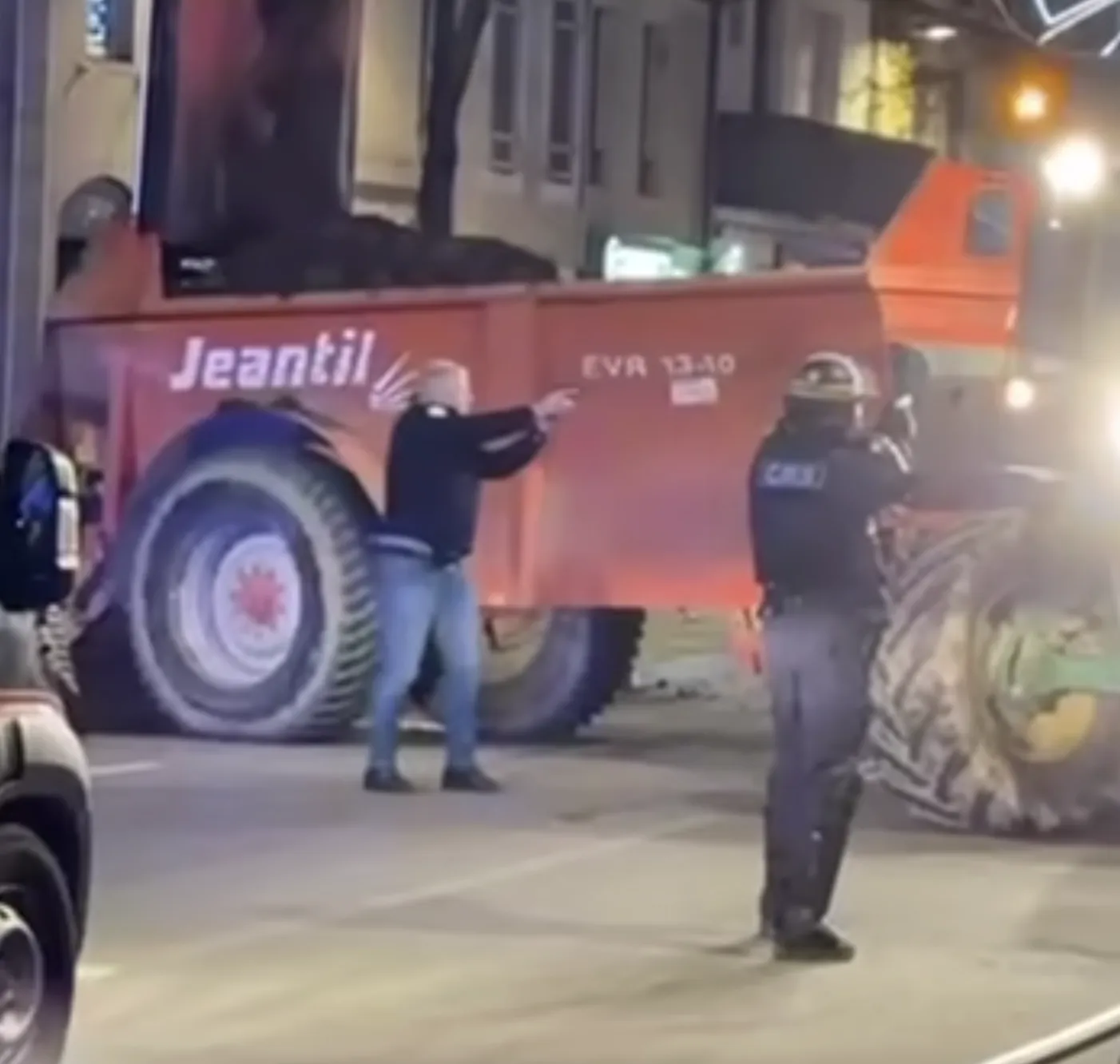 Manifestation agricole à Auch : un tracteur asperge la façade d’un journal