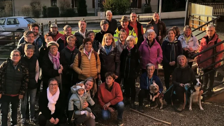 À Pexiora, le lapin en bois dérobe les décorations