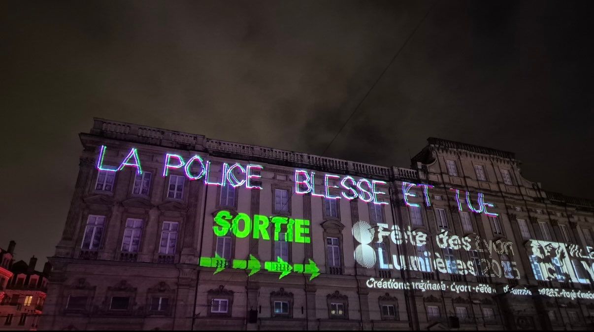 Vue générale des messages anti-police projetés lors de la Fête des Lumières à Lyon